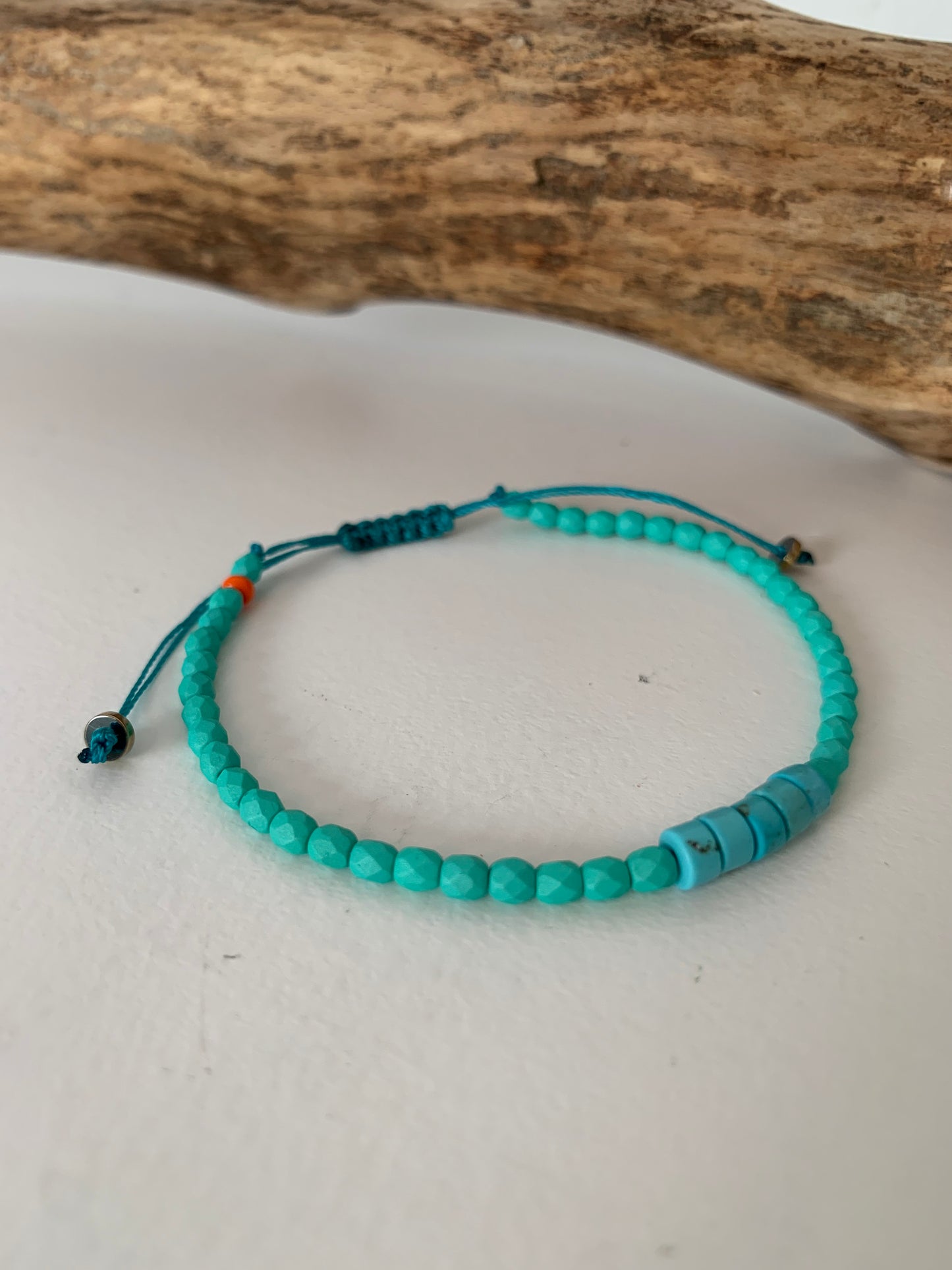 Bracelet en howlite turquoise – Femme – Réglable – Fait main – turquoise