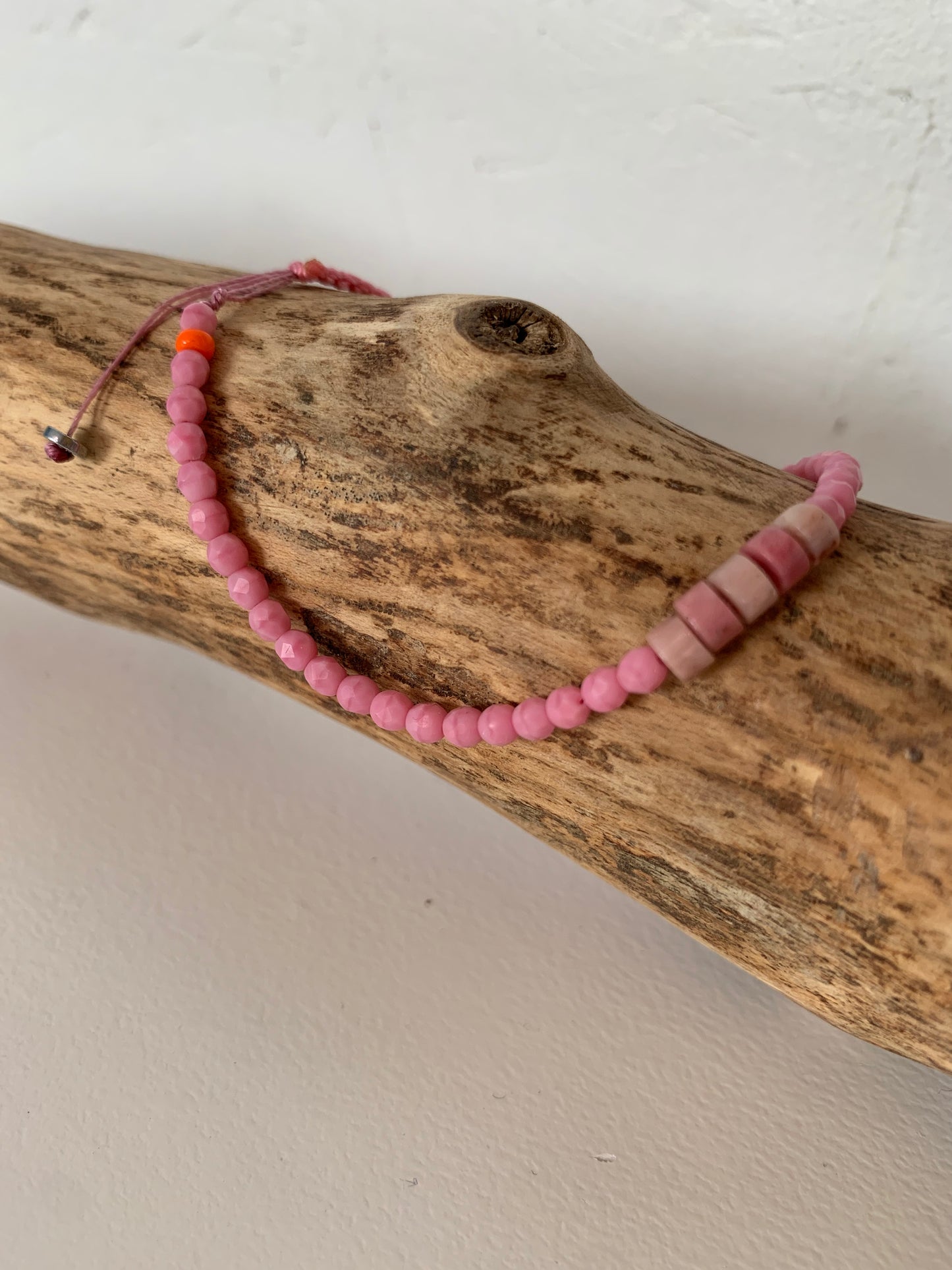 Bracelet en rhodonite – Femme – Réglable – Fait main – rose foncé