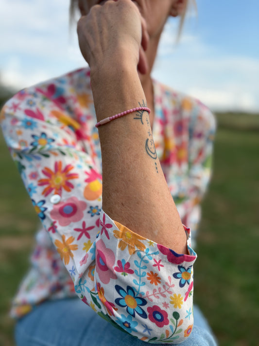 Bracelet opale rose porté au poignet