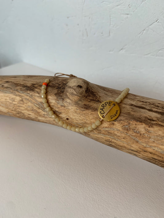 Bracelet Carpe Diem beige avec médaillon gravé