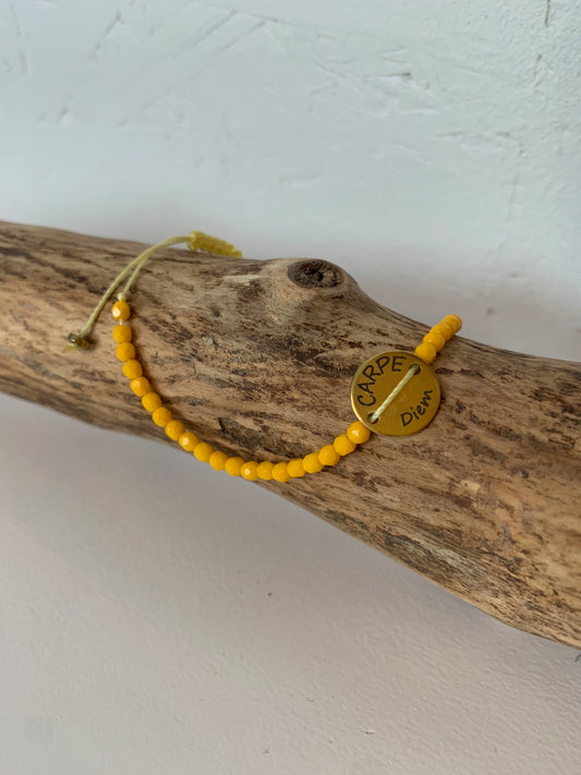Bracelet Carpe Diem jaune doré avec médaillon