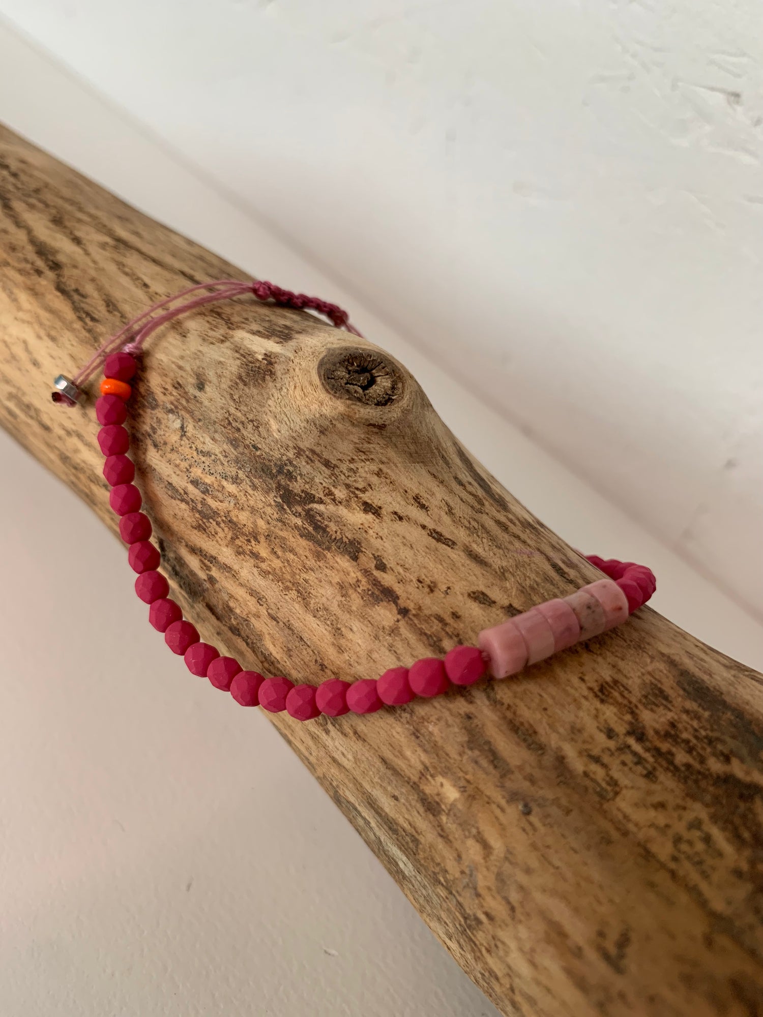 Bracelet en rhodonite – Femme – Réglable – Fait main – rose foncé
