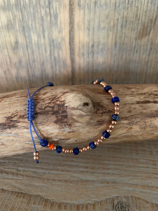 Bracelet femme en lapis lazuli – Perles bleues – fil polyester réglable – bijou fait main