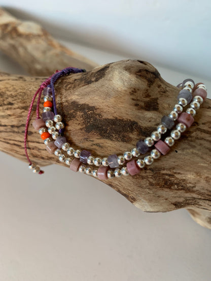 Détail perles améthyste violettes naturelles rhodonite 
