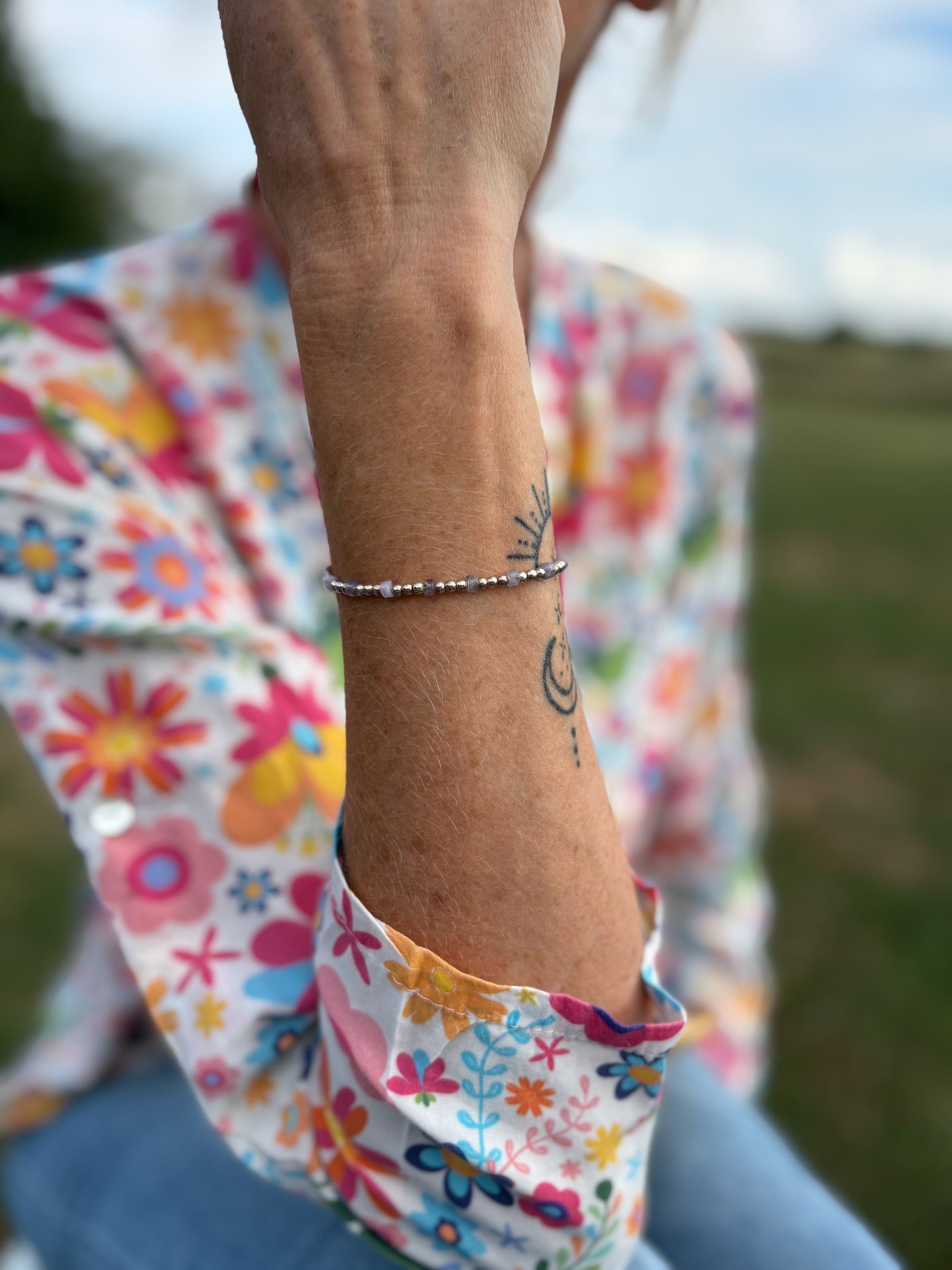 Bracelet améthyste porté au poignet – création artisanale belge
