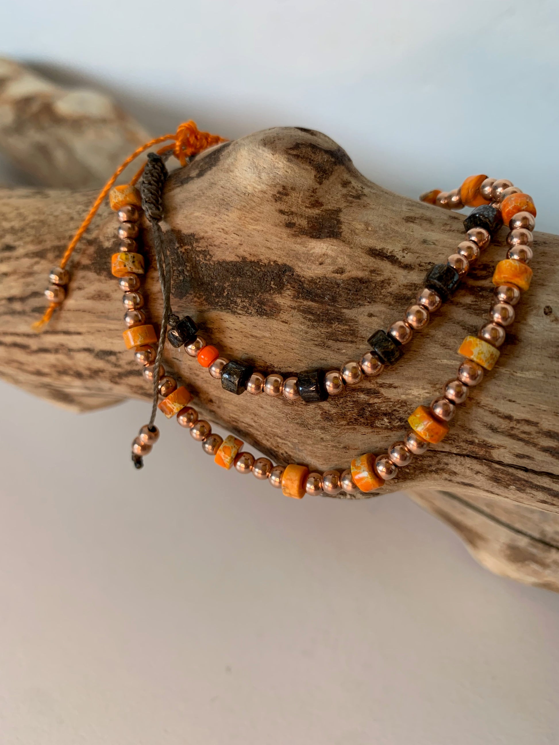 Bracelet jaspe impression bronzite sur bois naturel