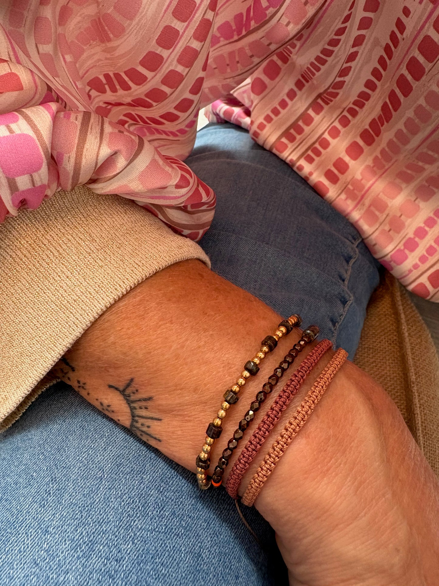 Bracelet bronzite macramé porté  style bohème – création artisanale belge