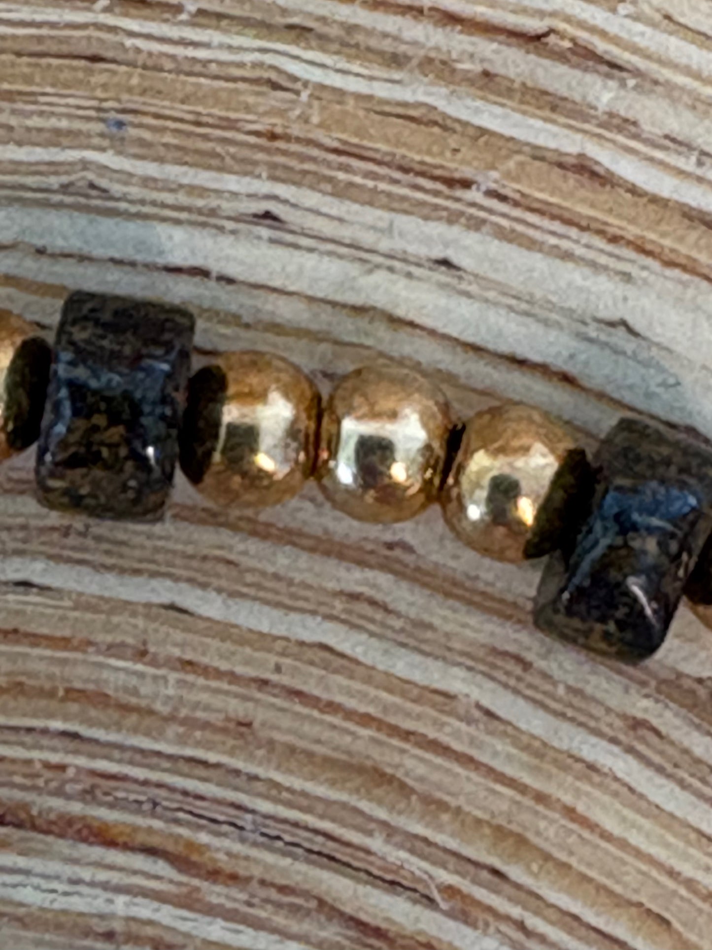 Perles de bronzite brun doré à reflets métalliques