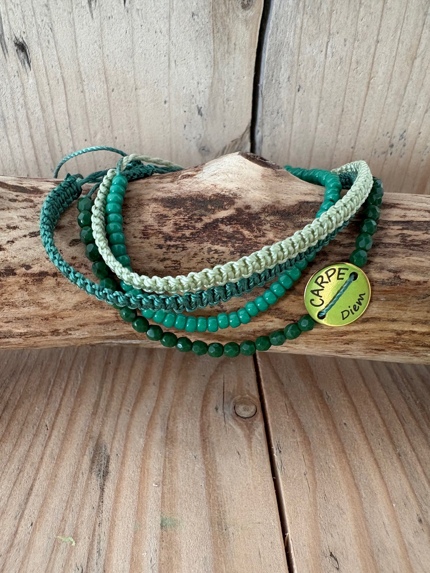 Bracelet Carpe Diem vert en accumulation