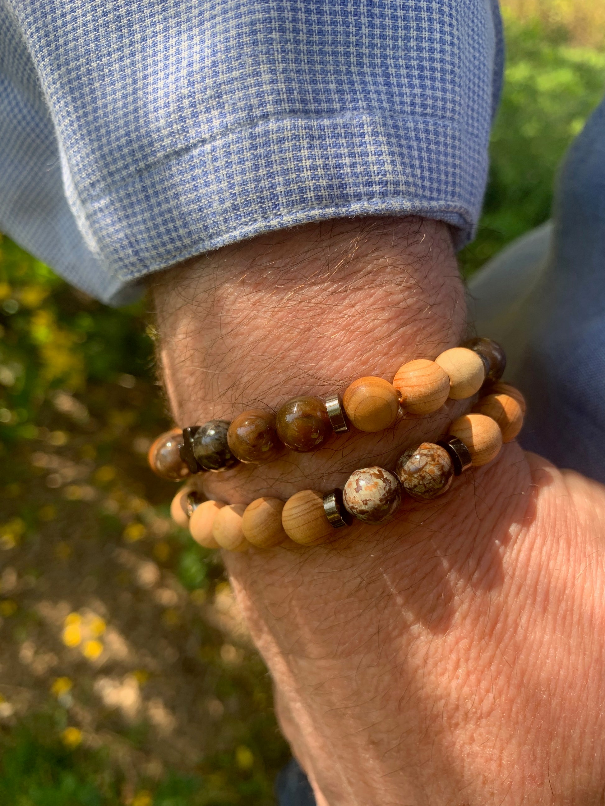 bracelet homme bois pétrifié porté poignet et bracelet jaspe flocon de neige