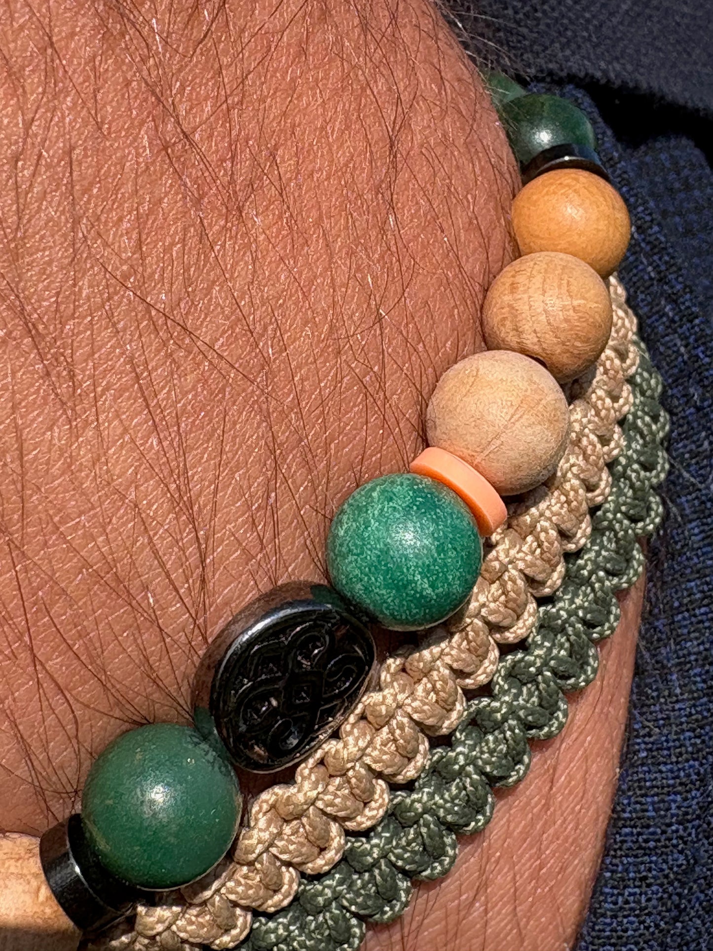 détail perles jade bracelet homme artisanal - détail bracelet homme macramé