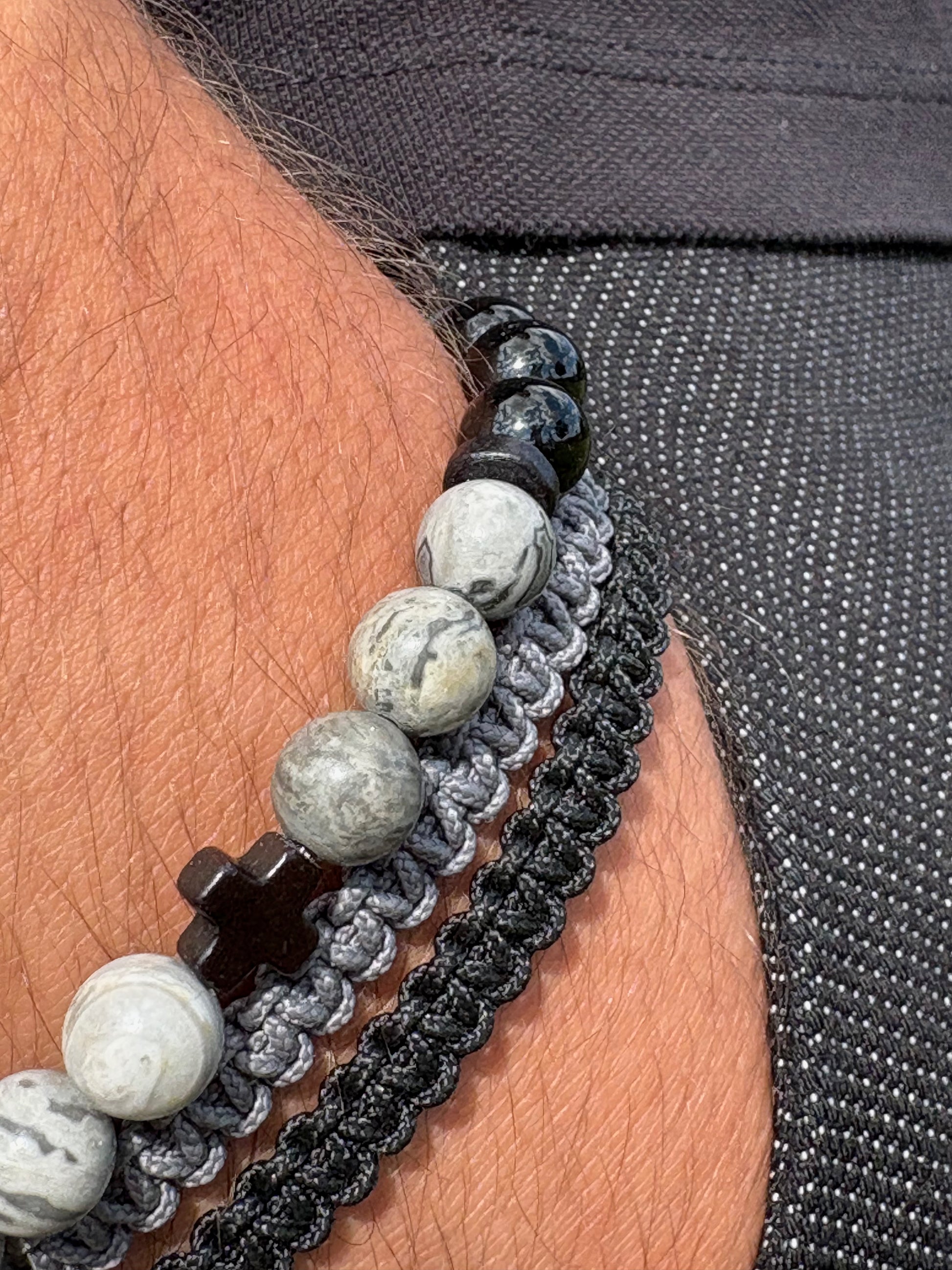 détail jaspe Picasso onyx bracelet homme artisanal et bracelet macramé