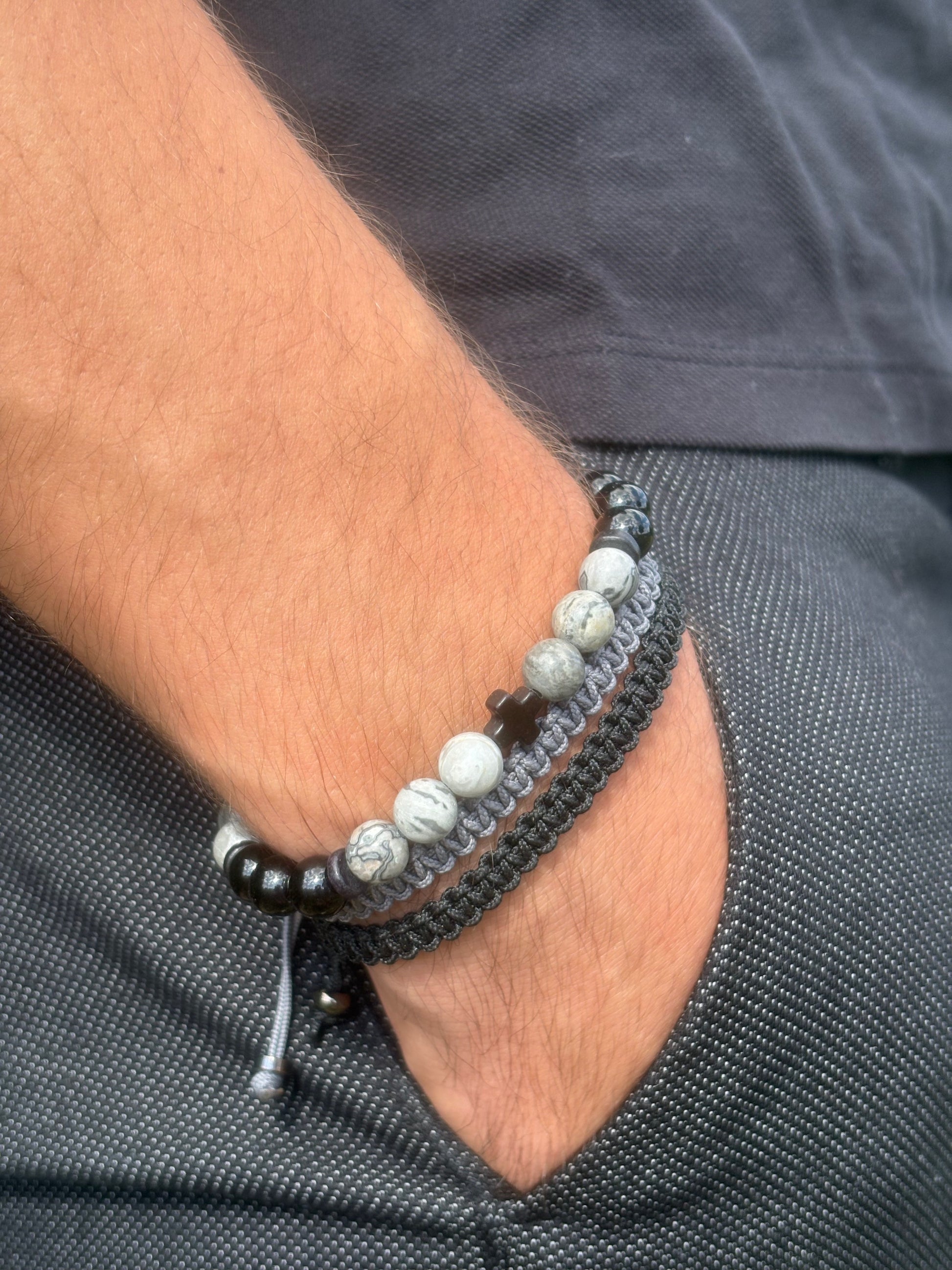 bracelet homme jaspe Picasso onyx porté poignet et bracelet macramé
