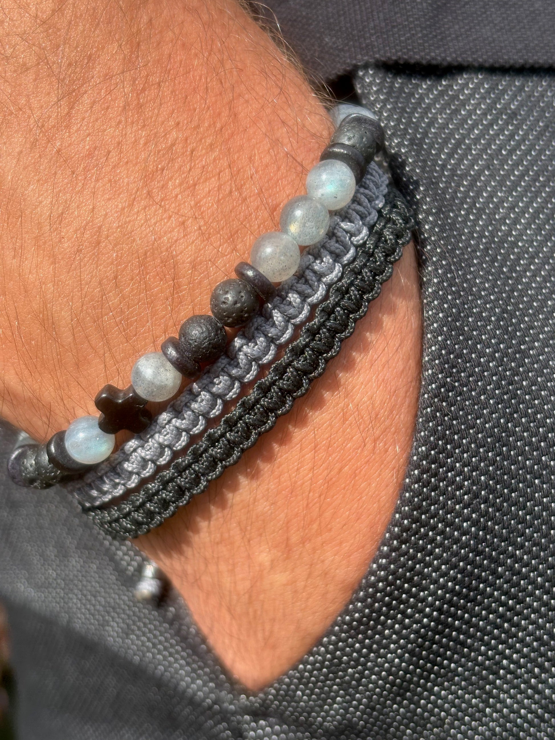 bracelet homme labradorite pierre de lave porté poignet