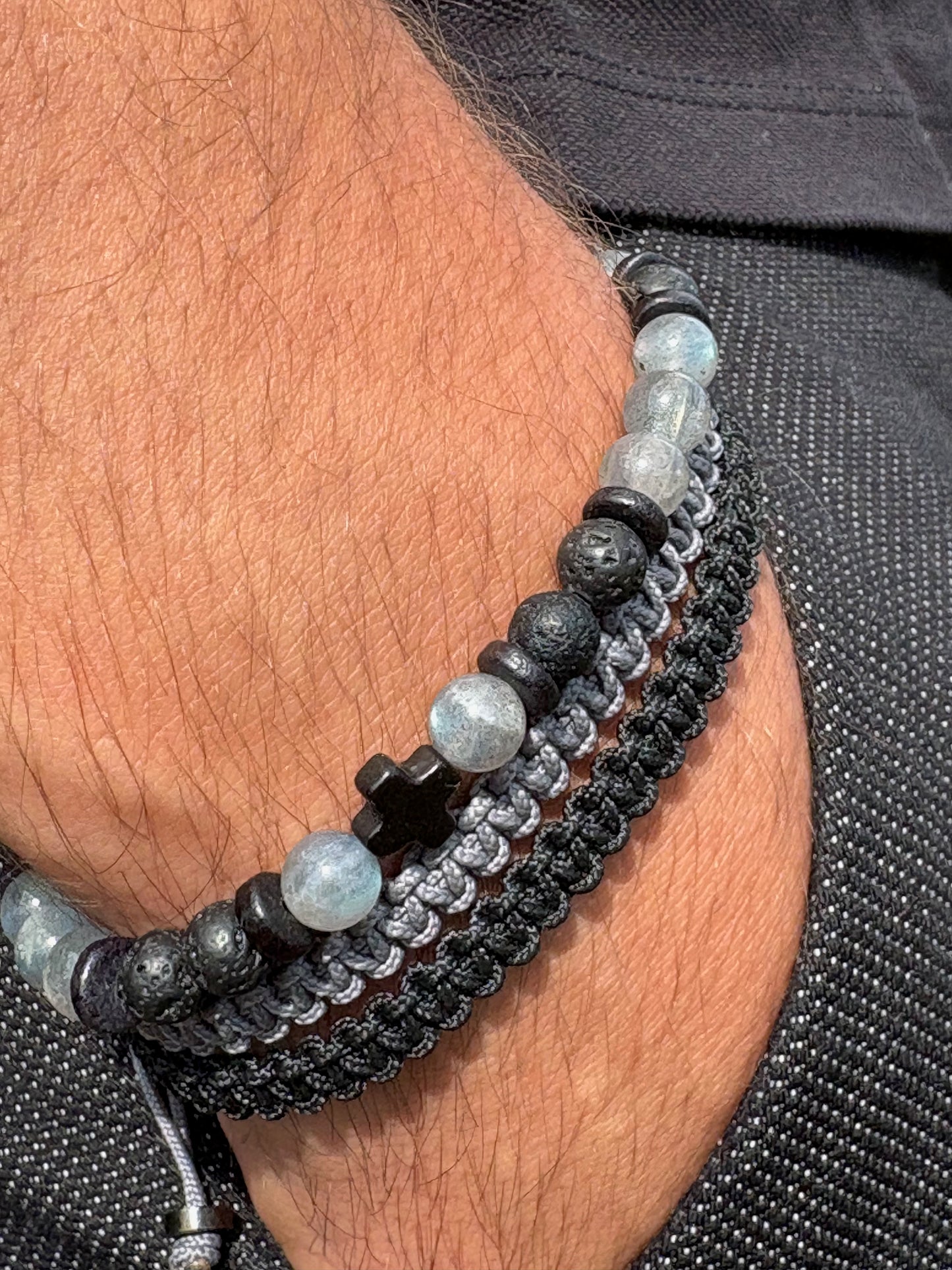 détail labradorite pierre de lave bracelet artisanal