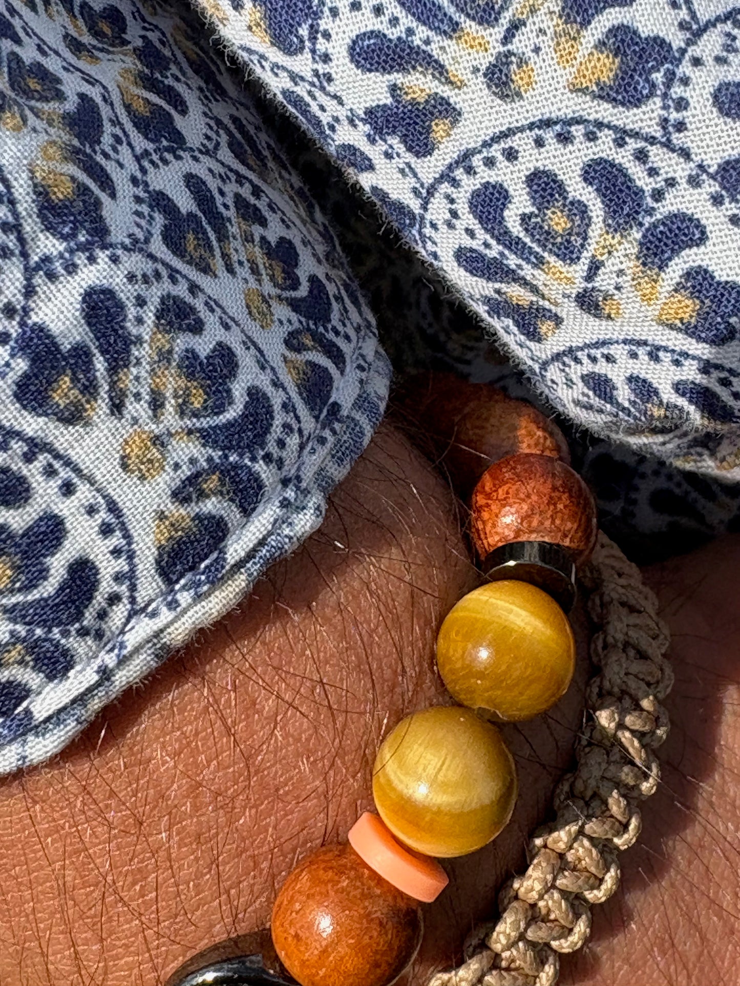 détail pierre oeil de tigre golden bracelet homme artisanal bracelet macramé