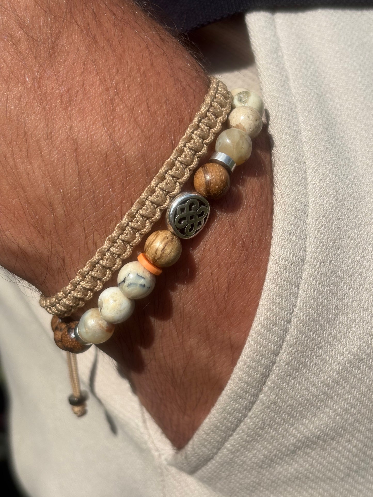 bracelet homme opale beige porté poignet bracelet macramé