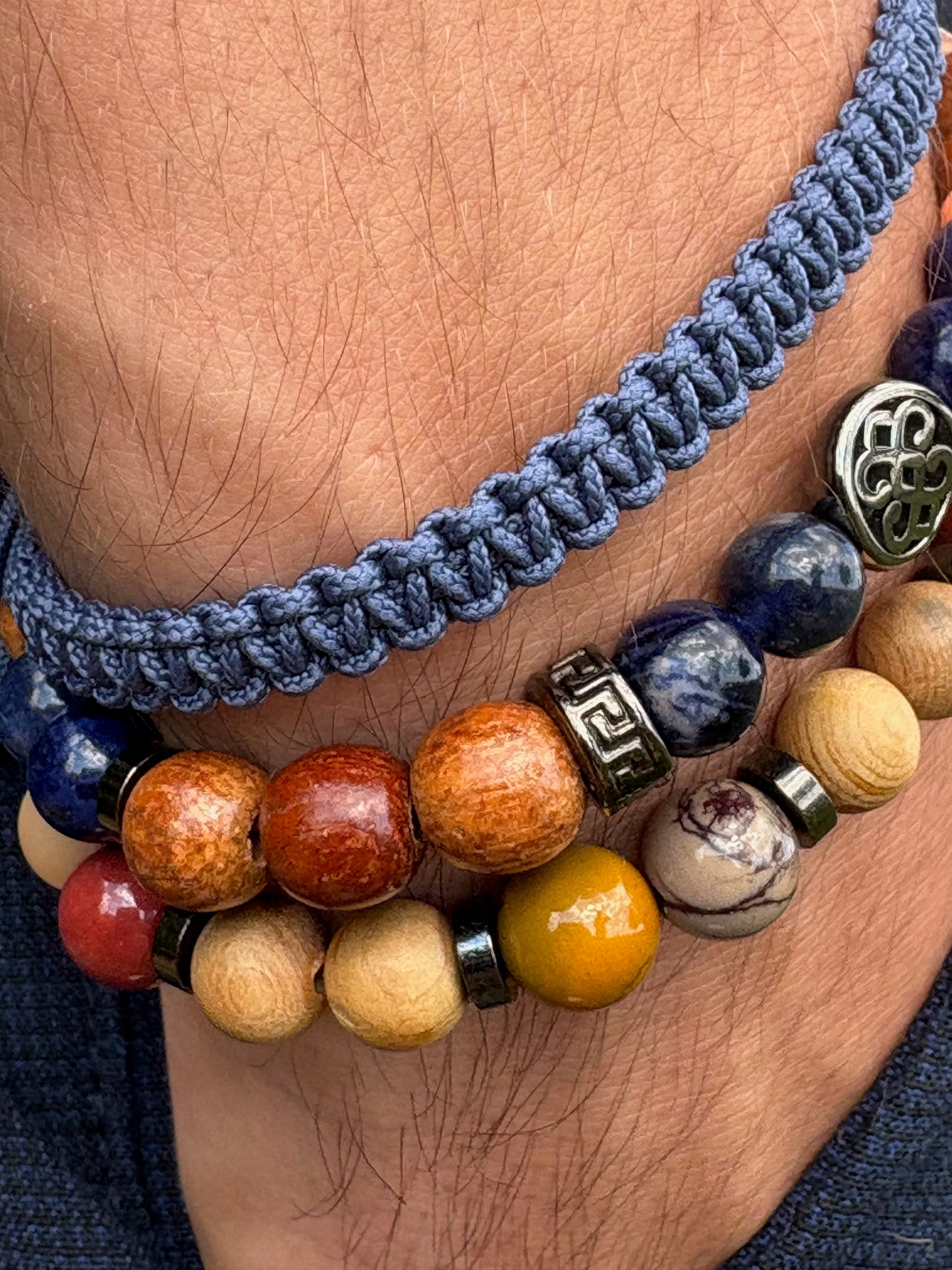 détail pierre sodalite bracelet homme artisanal macramé mokaite