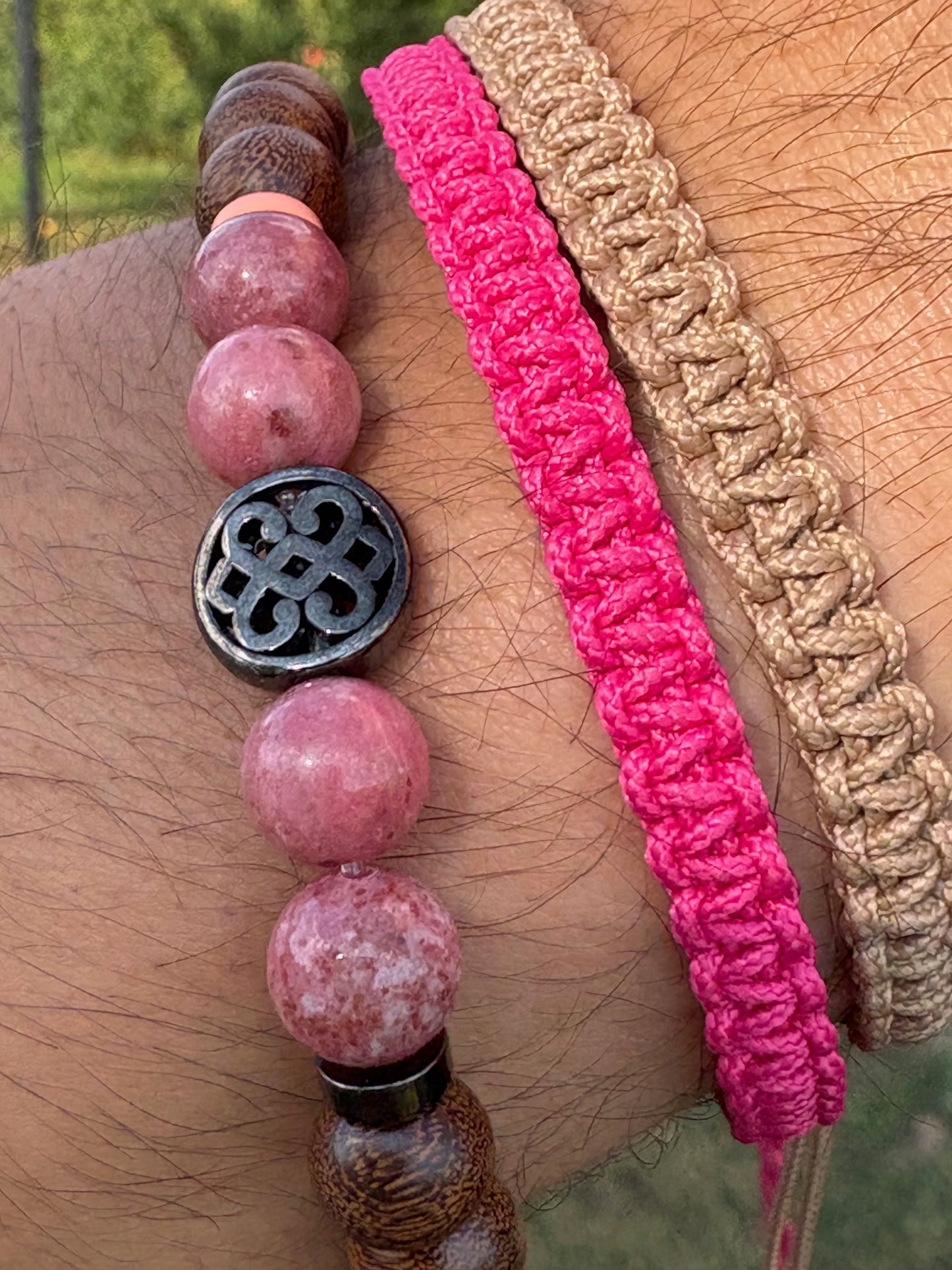 détail pierre thulite bracelet homme artisanal bracelet macramé