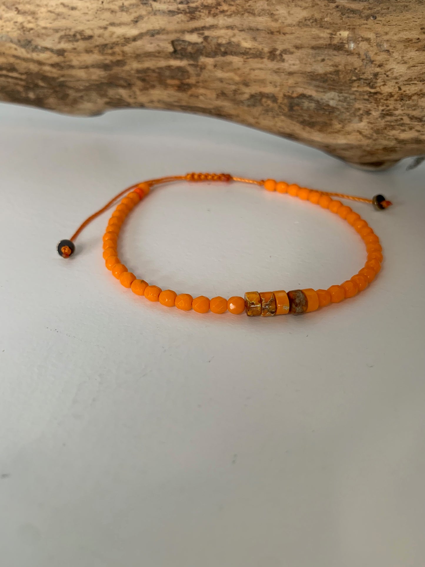 Bracelet femme en jaspe impression multicolore monté à la main en Belgique