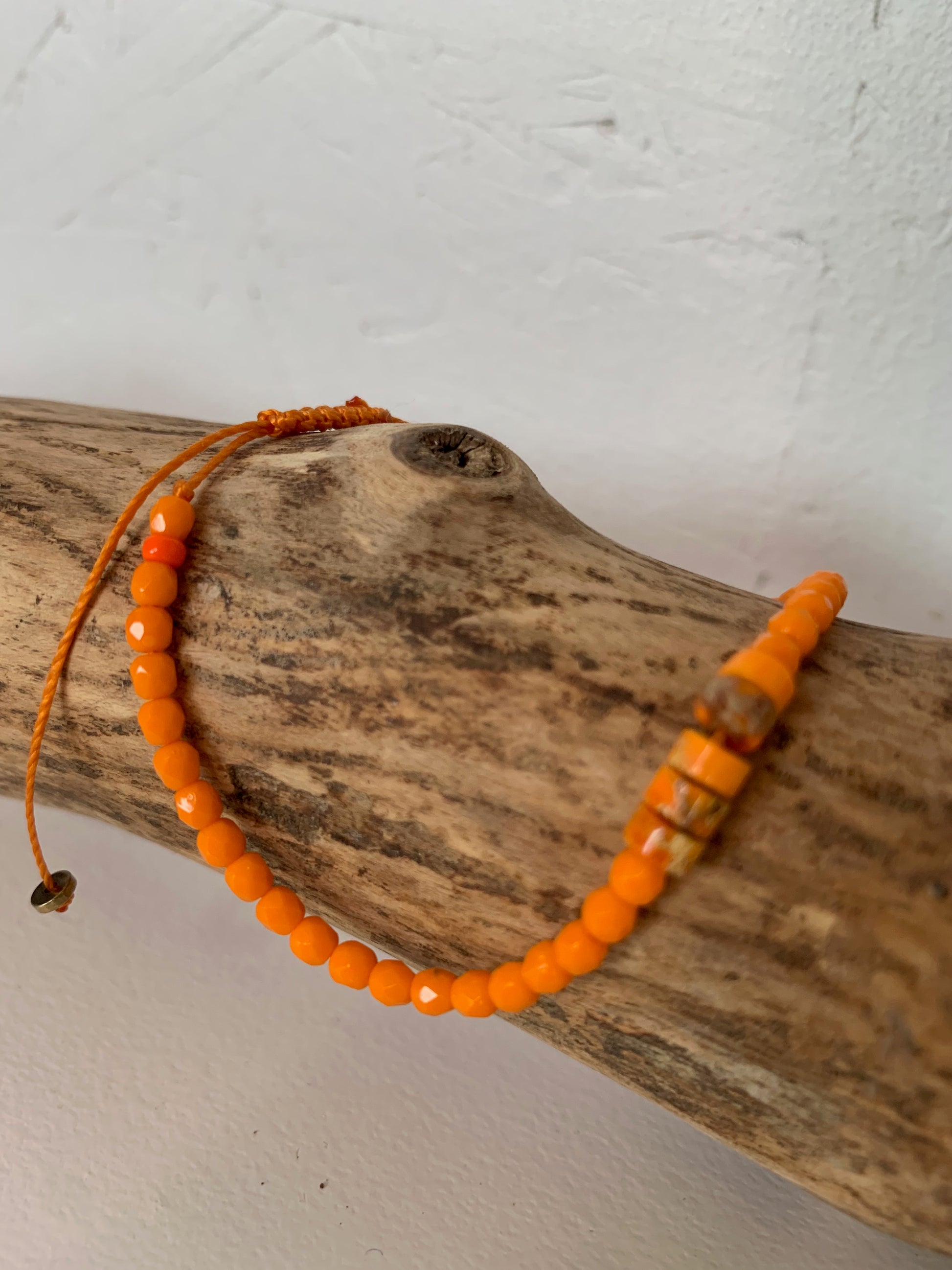 détail bracelet femme en jaspe impression multicolore monté à la main en Belgique