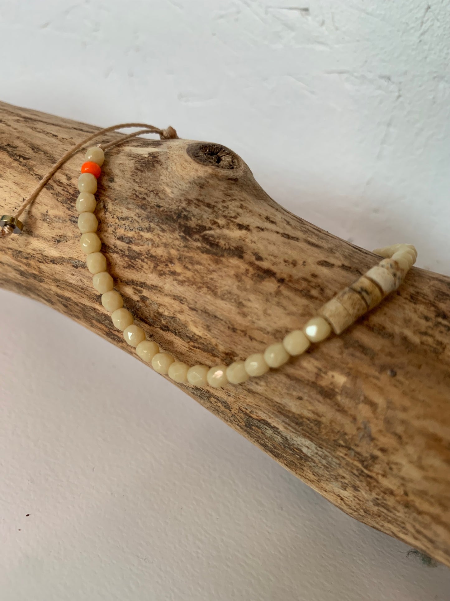 Détail perles jaspe paysage tons naturels