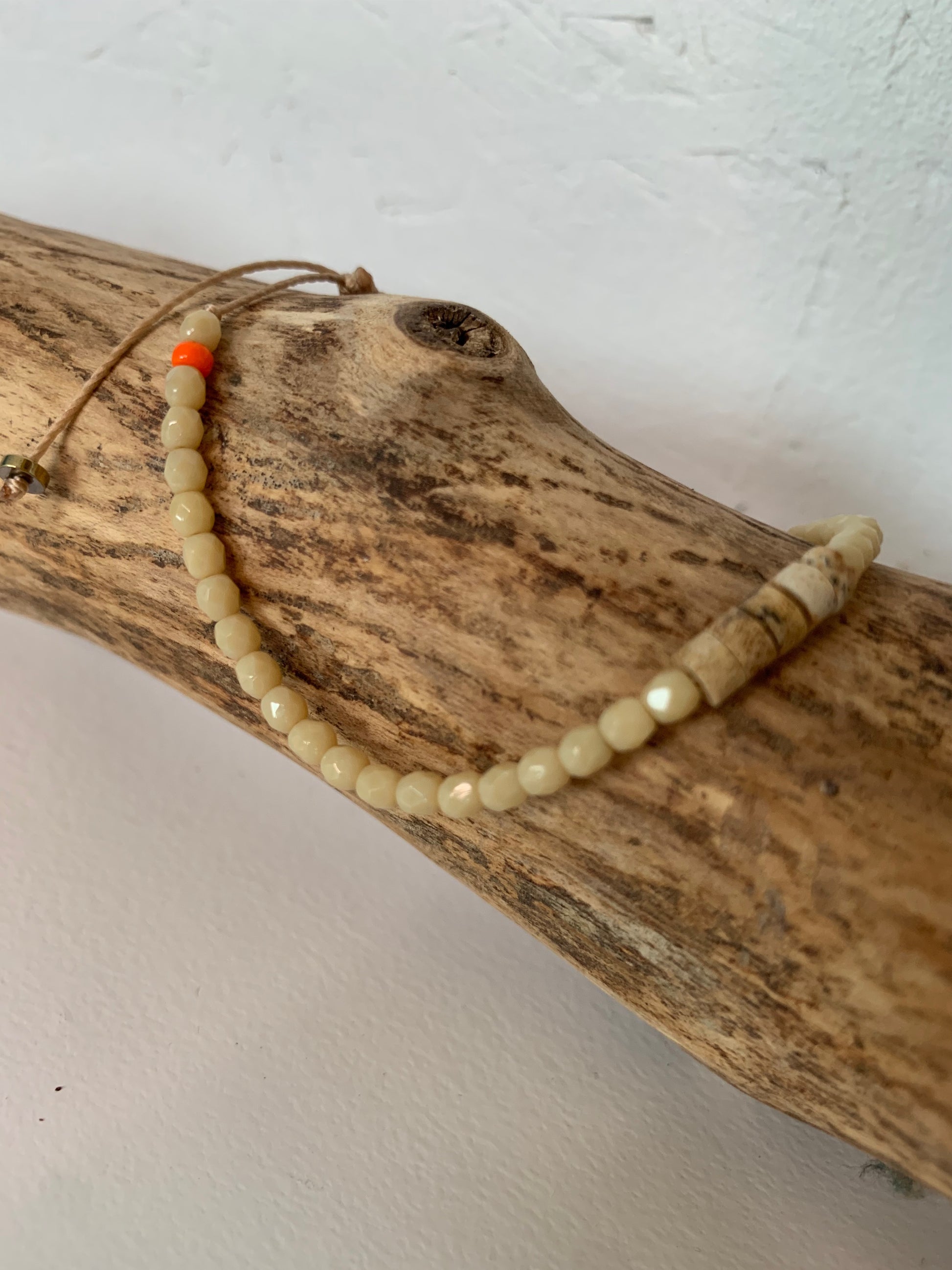 Détail perles jaspe paysage tons naturels