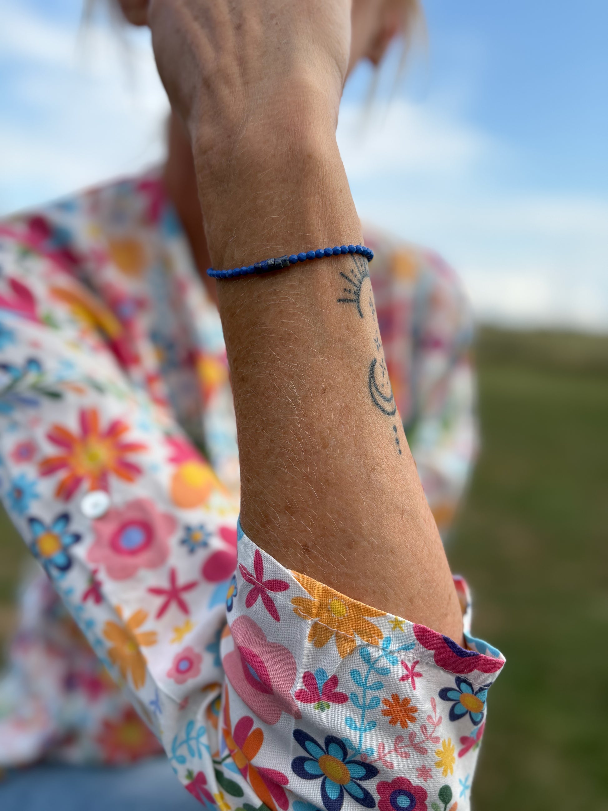 Bracelet lapis lazuli porté au poignet style minimaliste