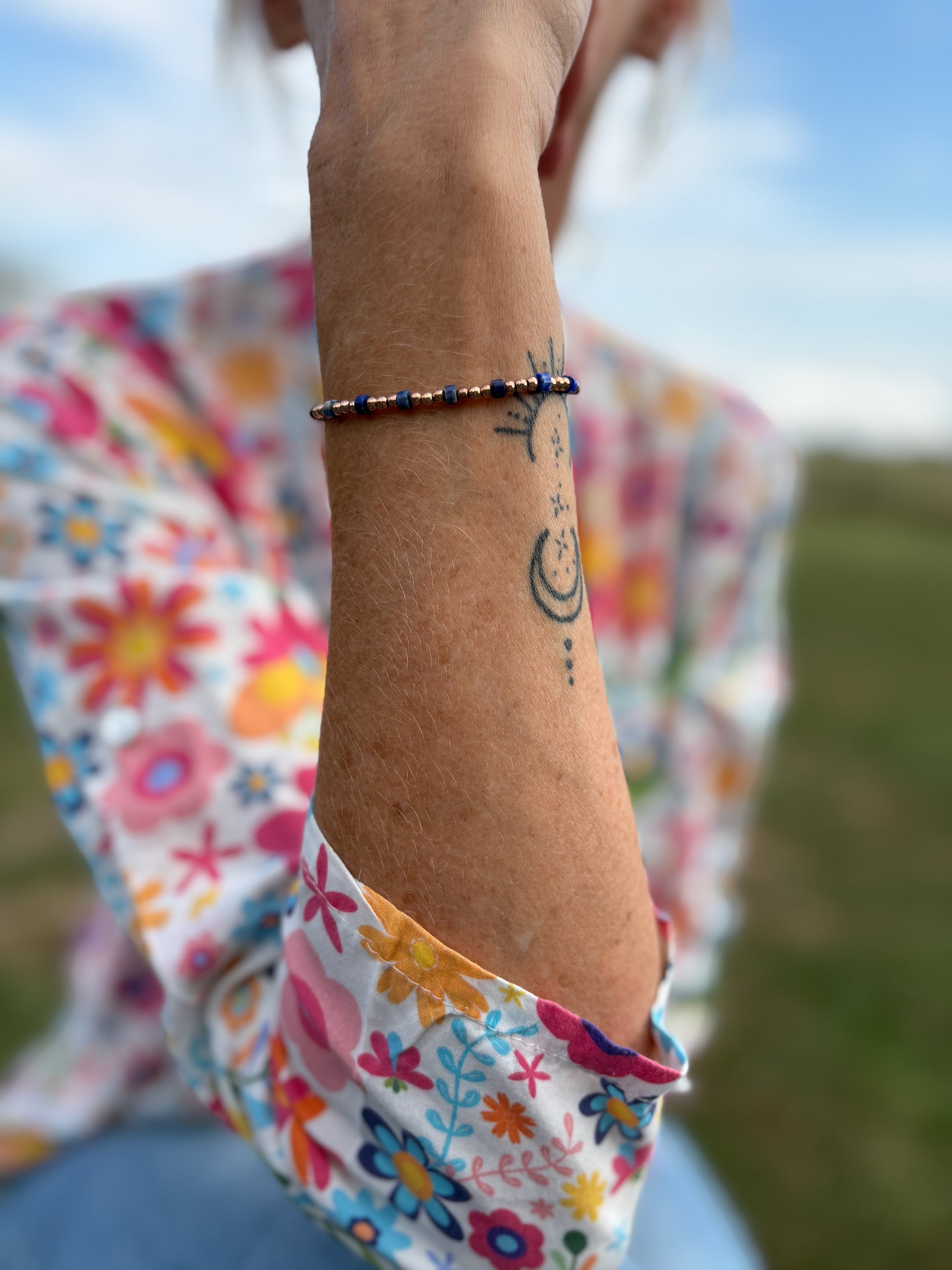 Bracelet lapis lazuli porté au poignet