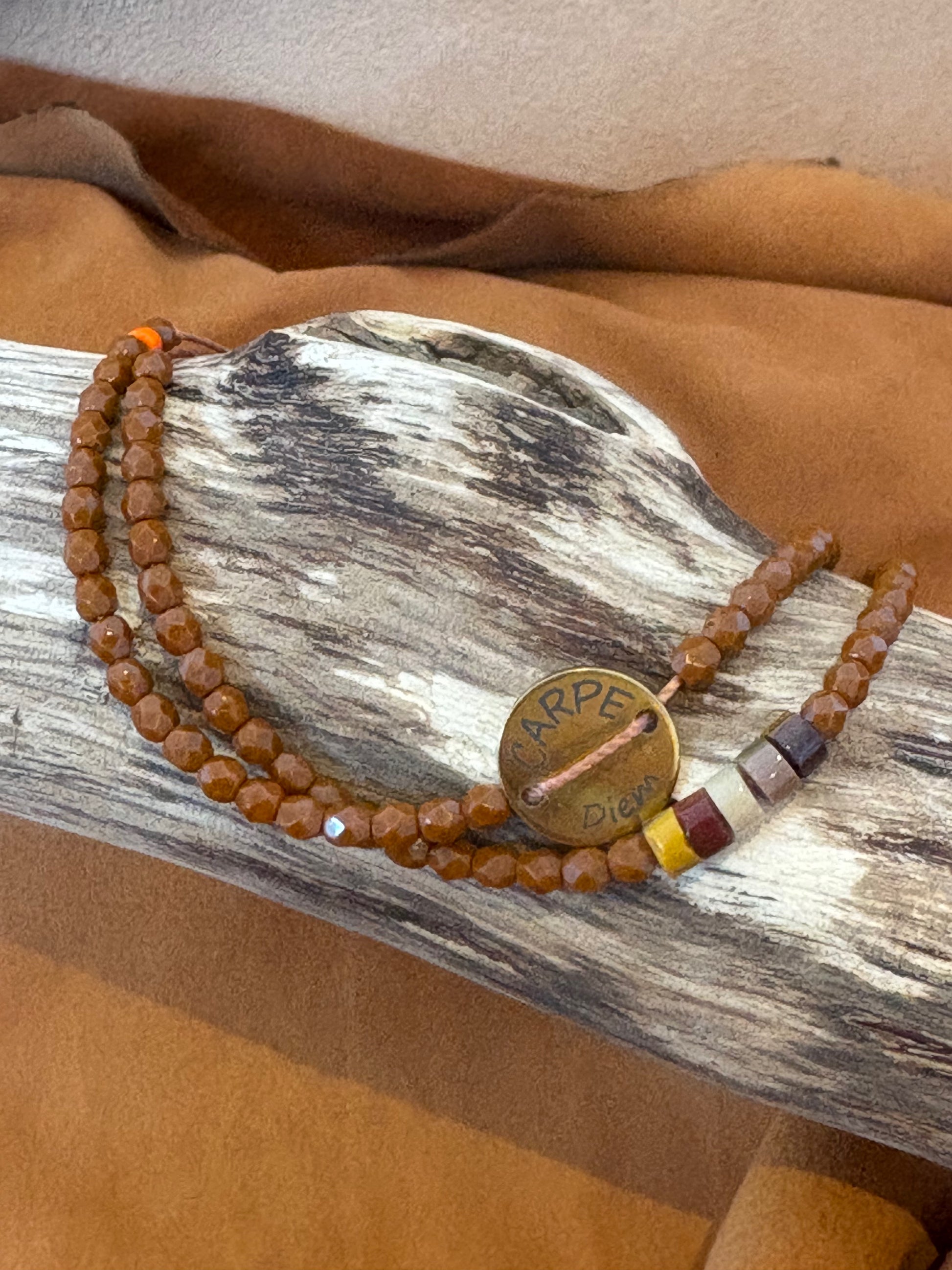 Perles mokaïte tons beige ocre et bordeaux bracelet carpe diem