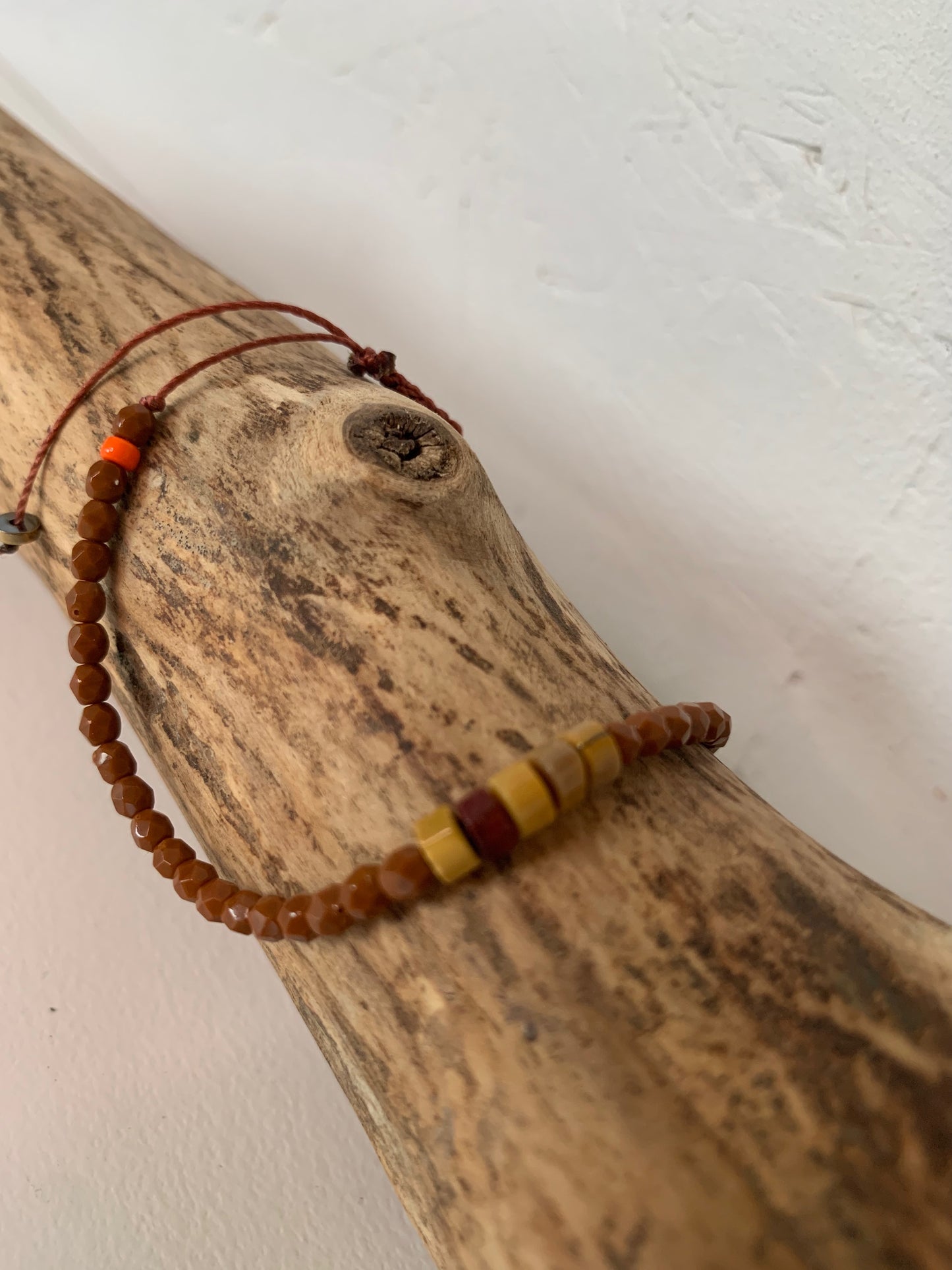 Détail bracelet mokaïte perles bohème et hématite dorée