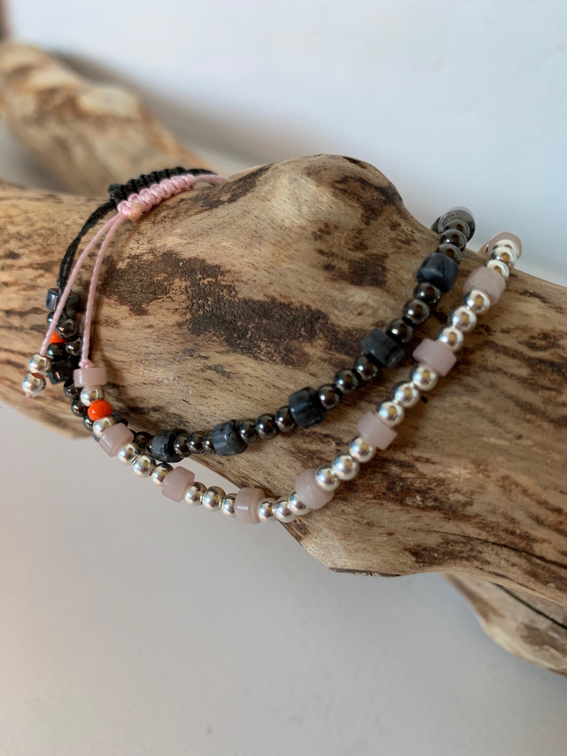 Bracelet opale rose labradorite sur bois naturel