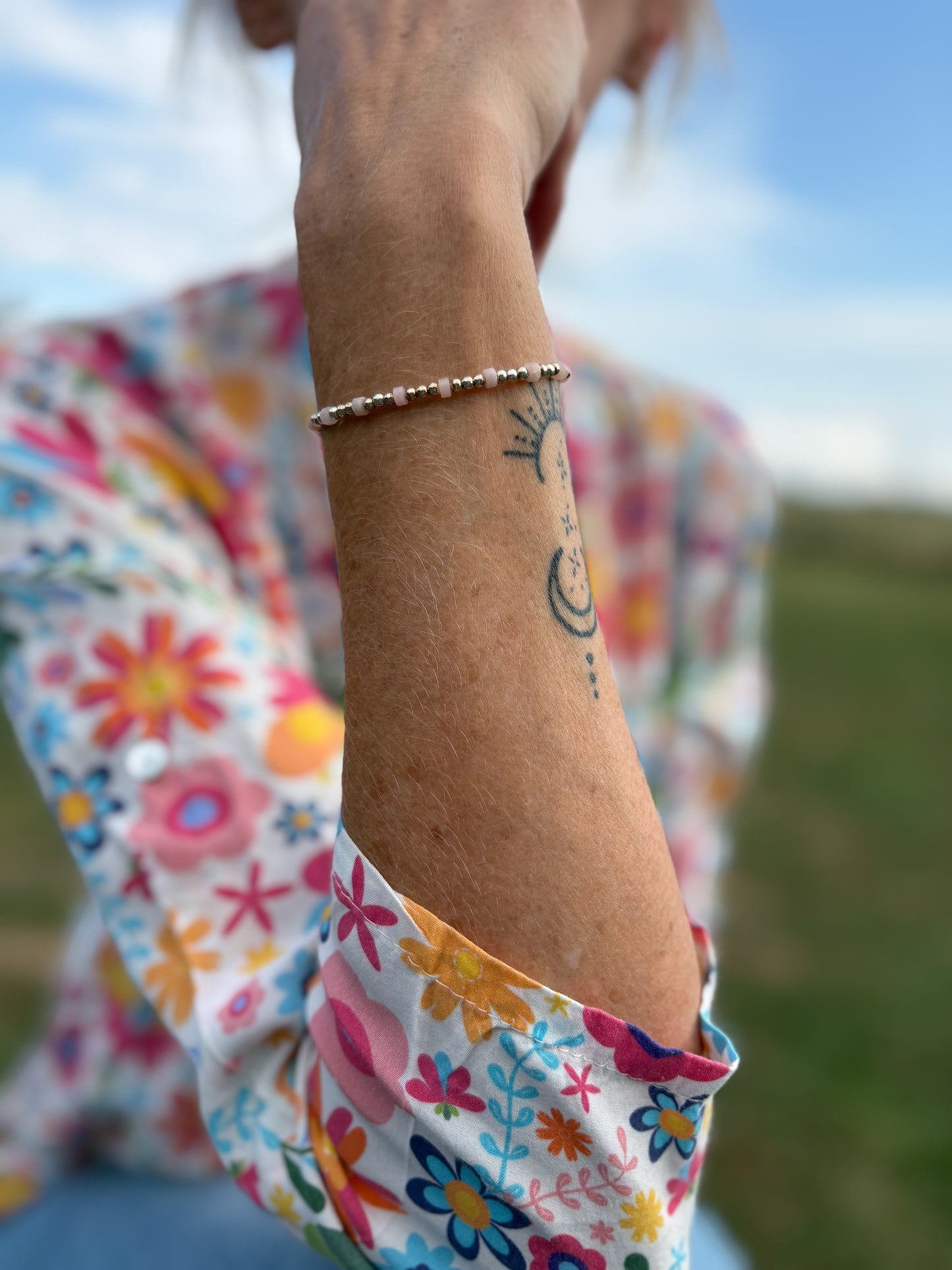 Bracelet opale rose porté au poignet