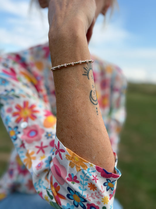 Bracelet opale rose porté au poignet