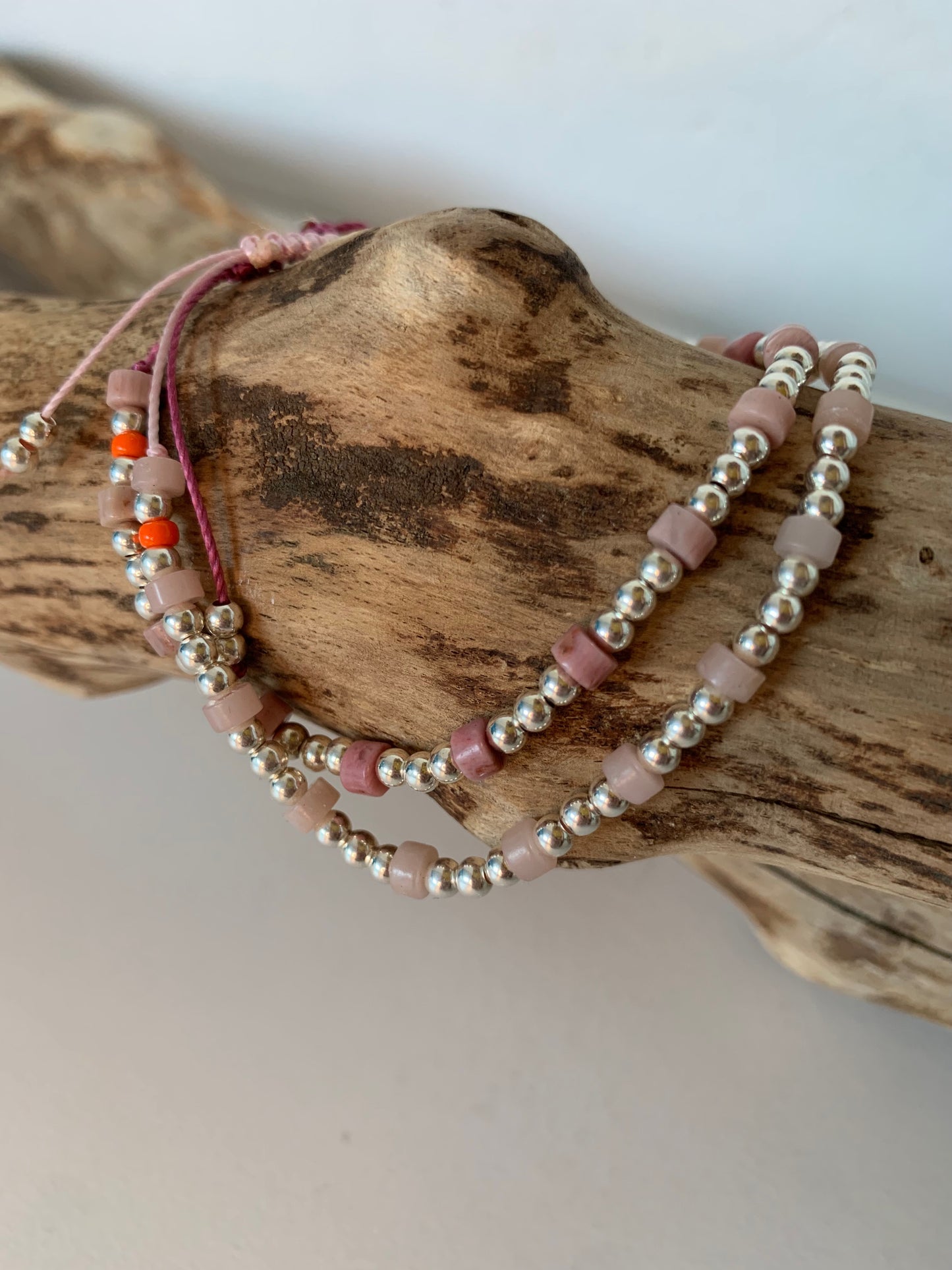 Bracelet rhodonite opale rose sur bois naturel