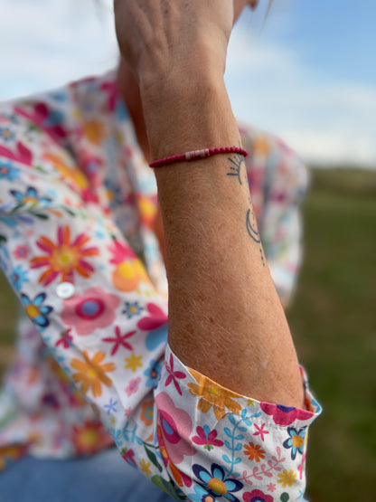 Bracelet rhodonite porté au poignet