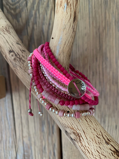 Bracelet Carpe Diem rose rhodonite macramé en accumulation