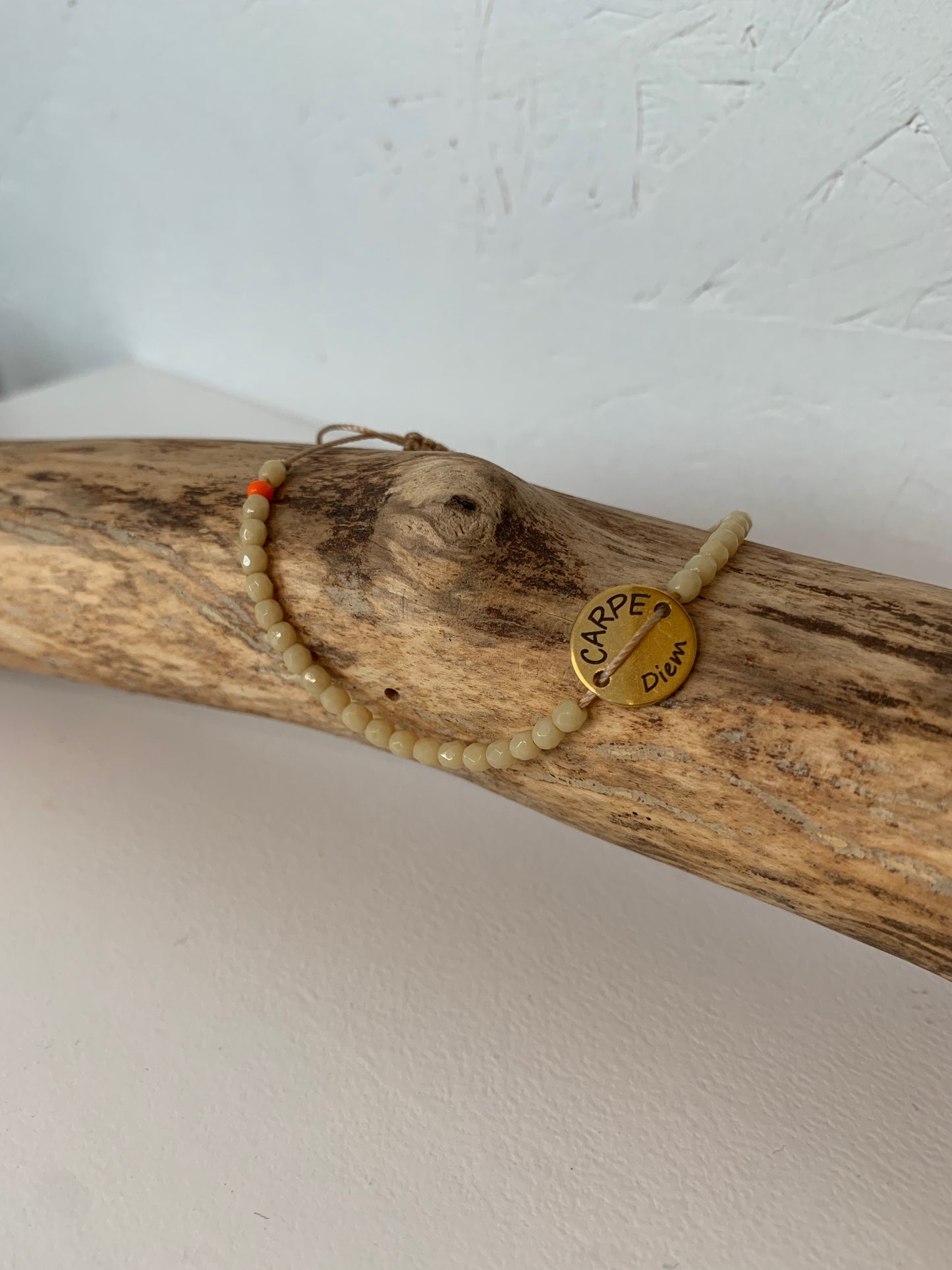 Bracelet Carpe Diem beige avec médaillon gravé
