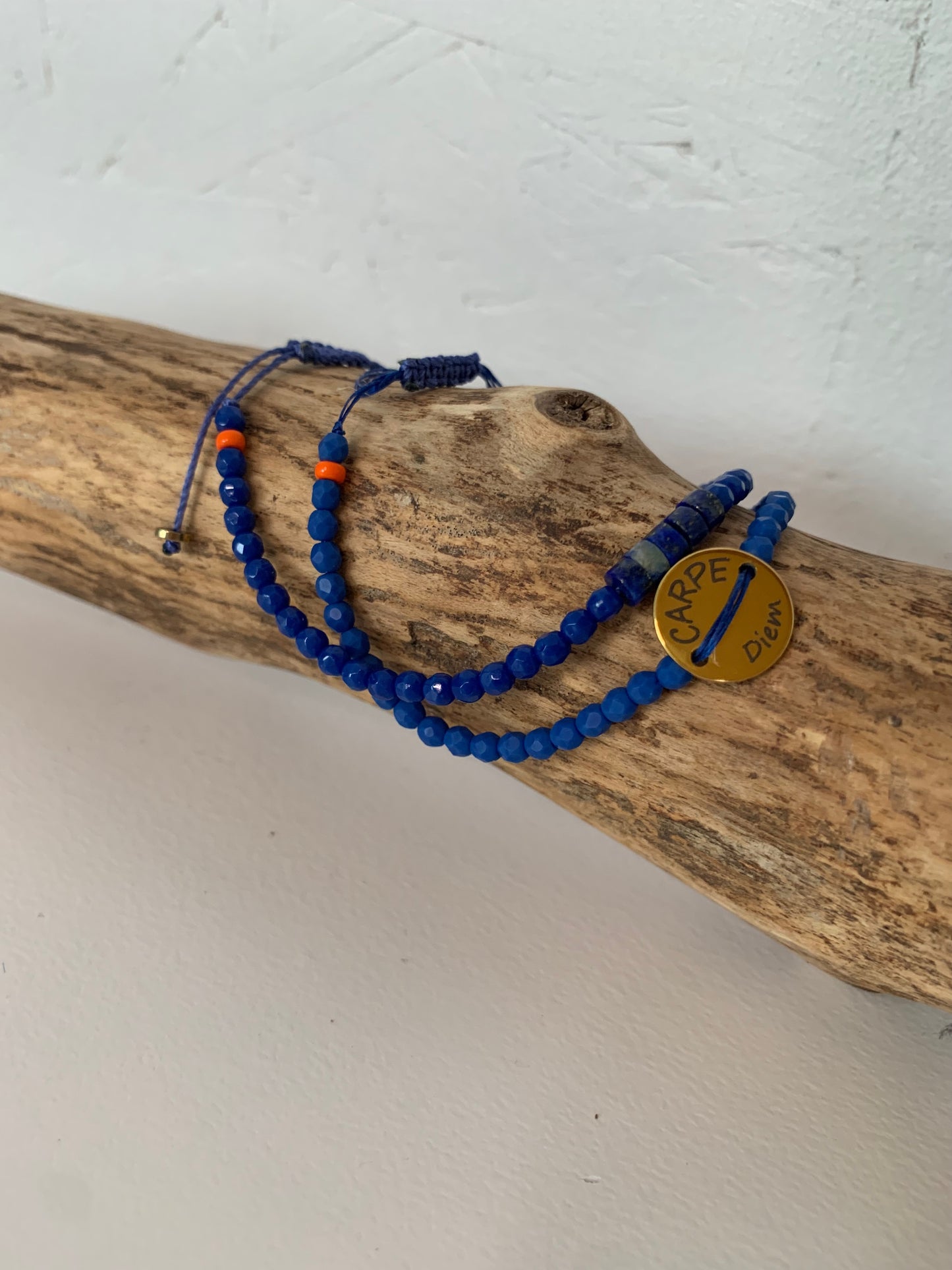 Bracelet Carpe Diem bleu en accumulation avec autres bracelets