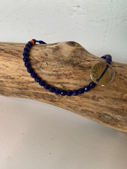 détail du médaillon carpe diem