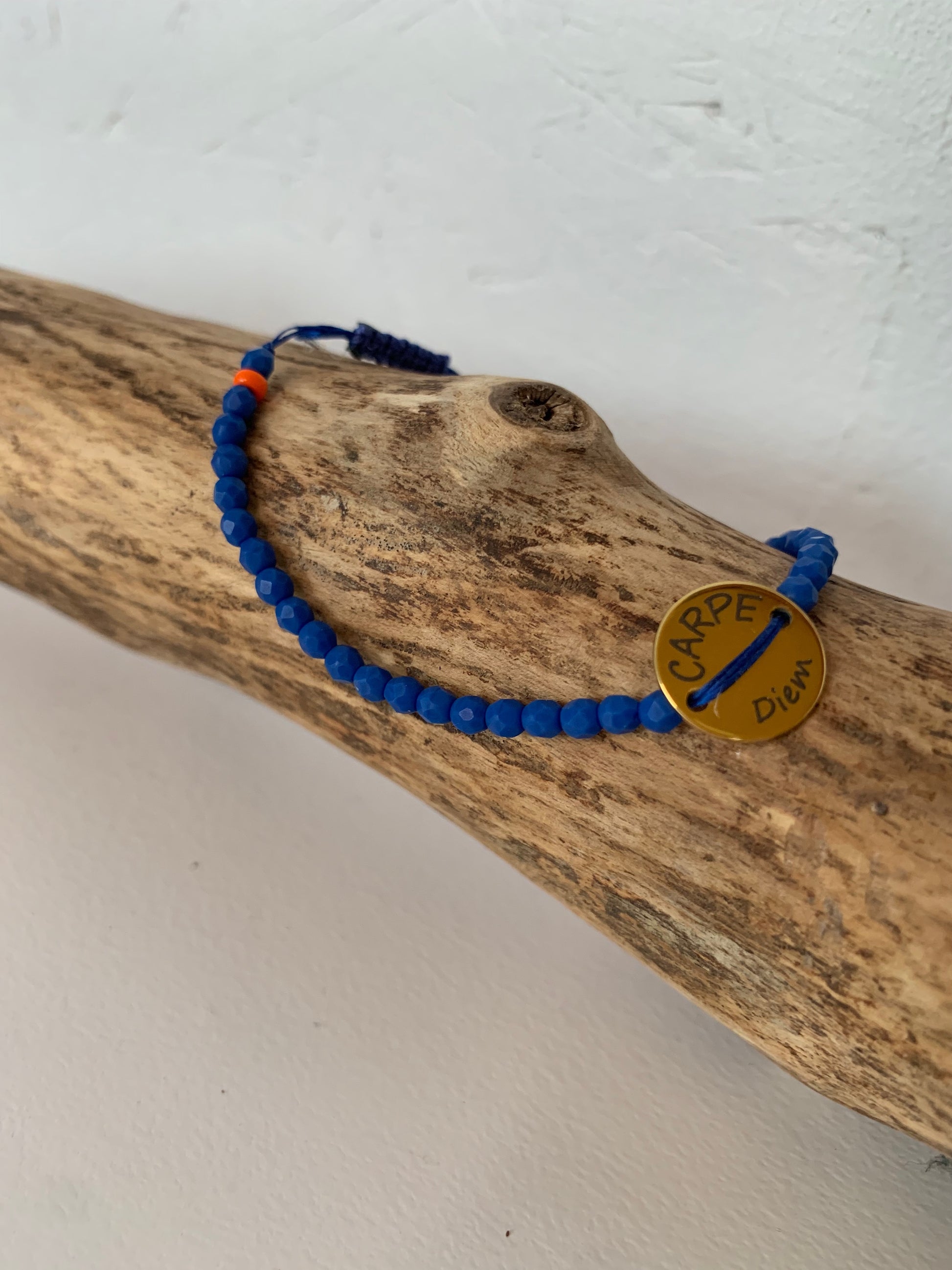 Bracelet Carpe Diem bleu avec médaillon doré – OZE by Virginie