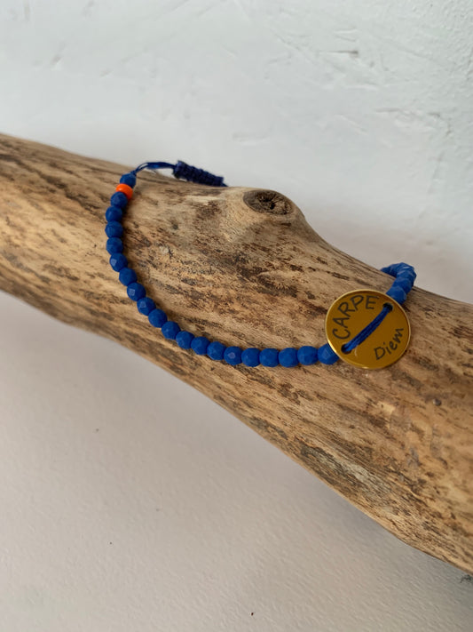 Bracelet Carpe Diem bleu avec médaillon doré – OZE by Virginie