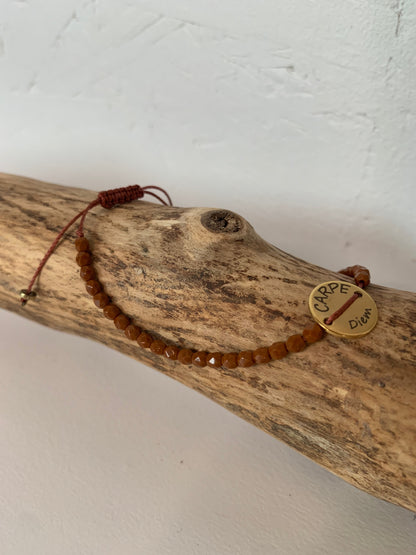 Bracelet Carpe Diem  caramel avec médaillon gravé
