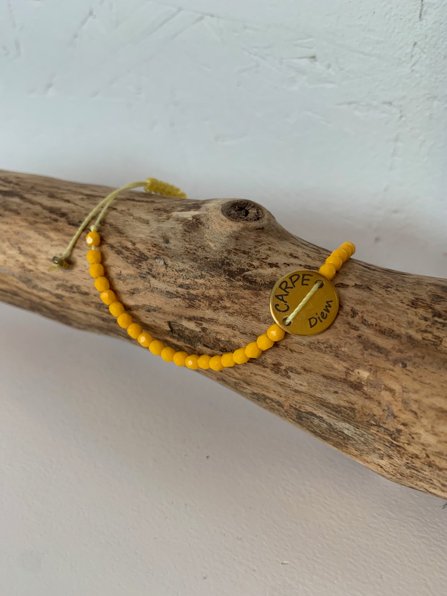 Bracelet Carpe Diem jaune doré avec médaillon