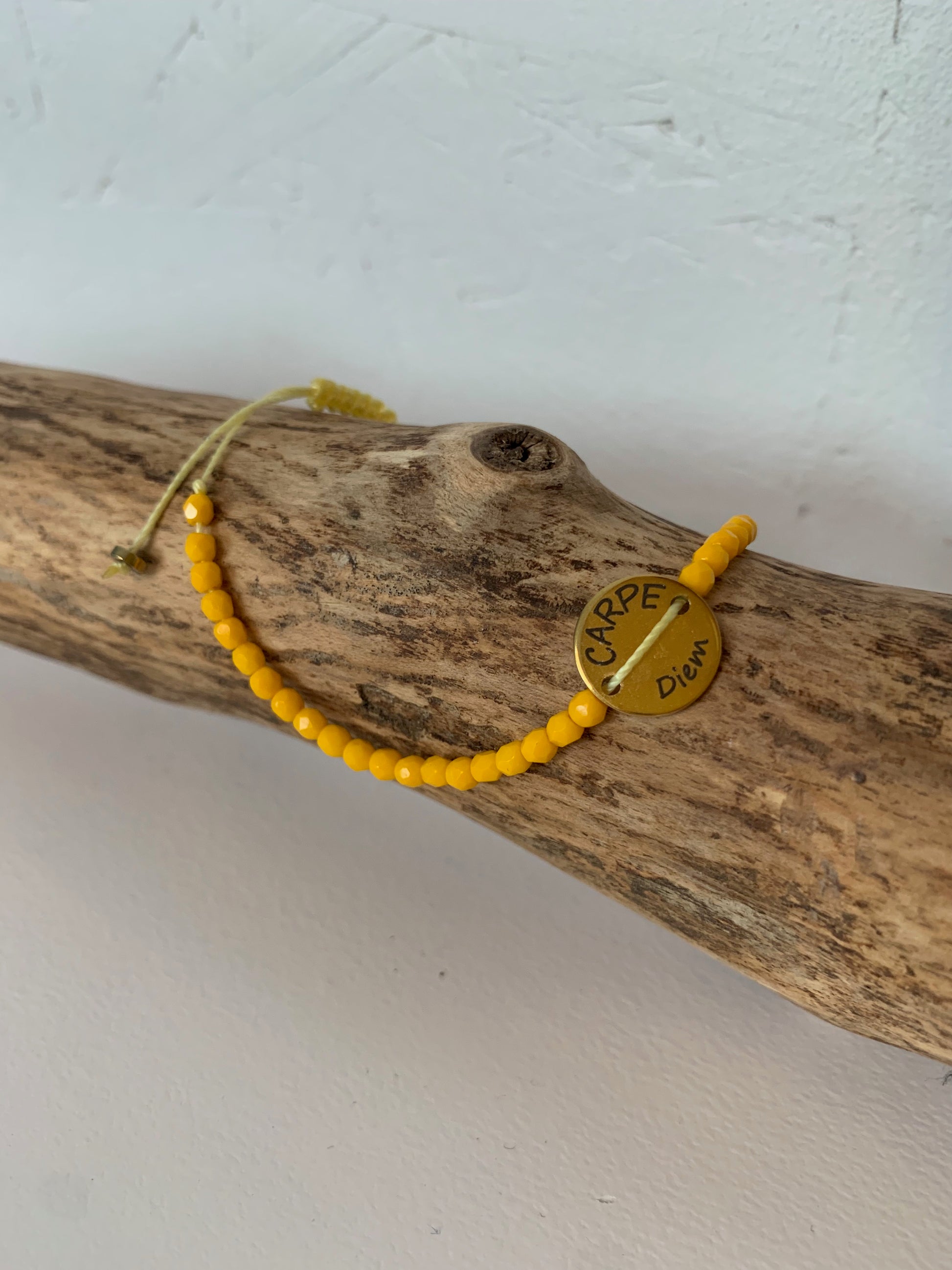 Bracelet Carpe Diem jaune doré avec médaillon