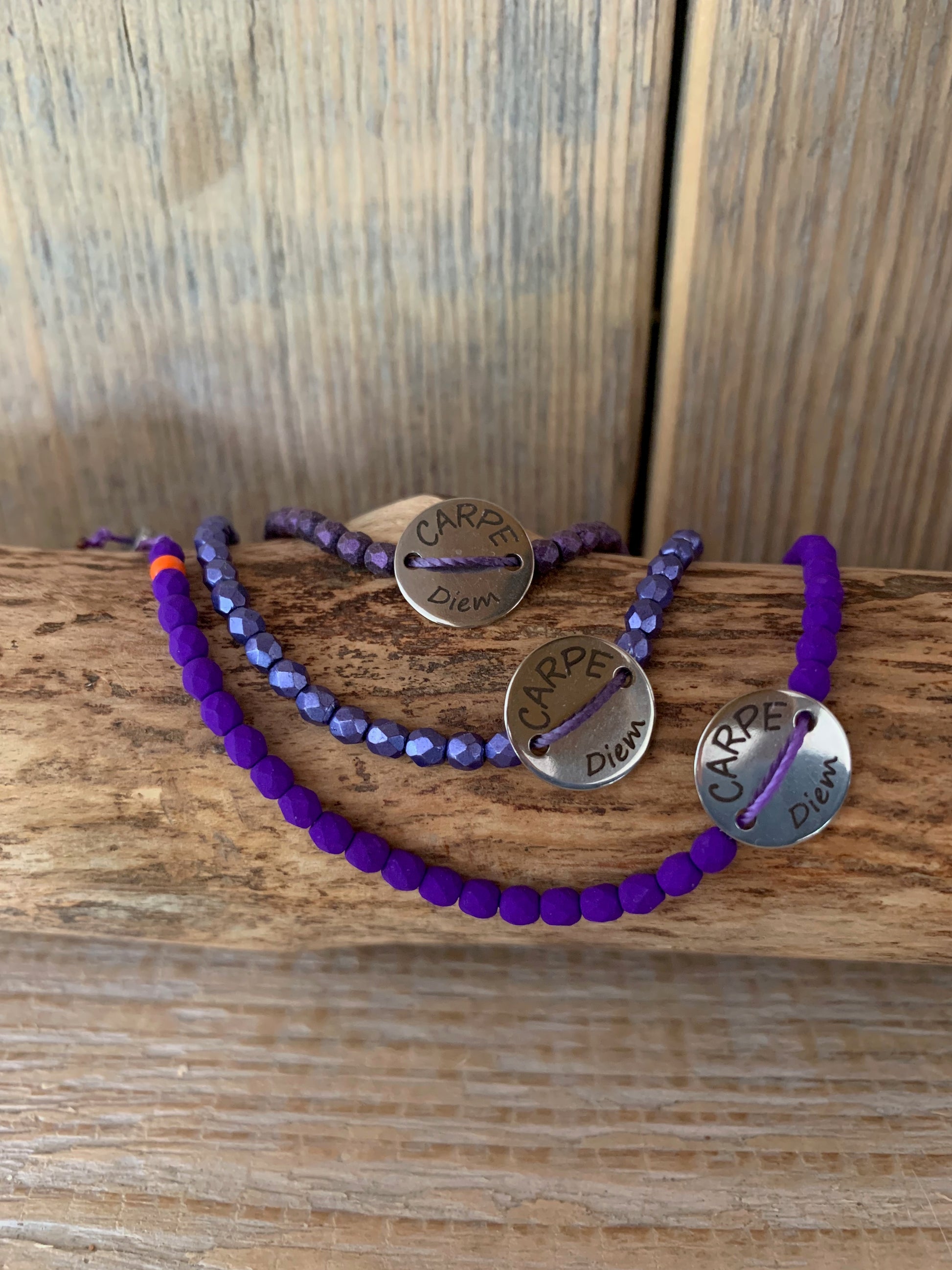 Bracelet Carpe Diem rose et mauve avec médaillon gravé