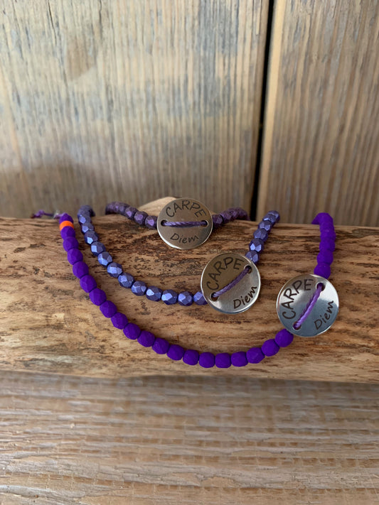 Bracelet Carpe Diem rose et mauve avec médaillon gravé