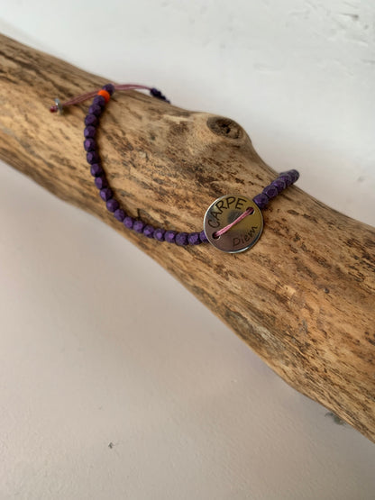 Détail du médaillon Carpe Diem sur bracelet mauve