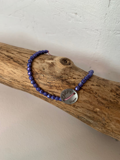 Détail du médaillon Carpe Diem sur bracelet mauve