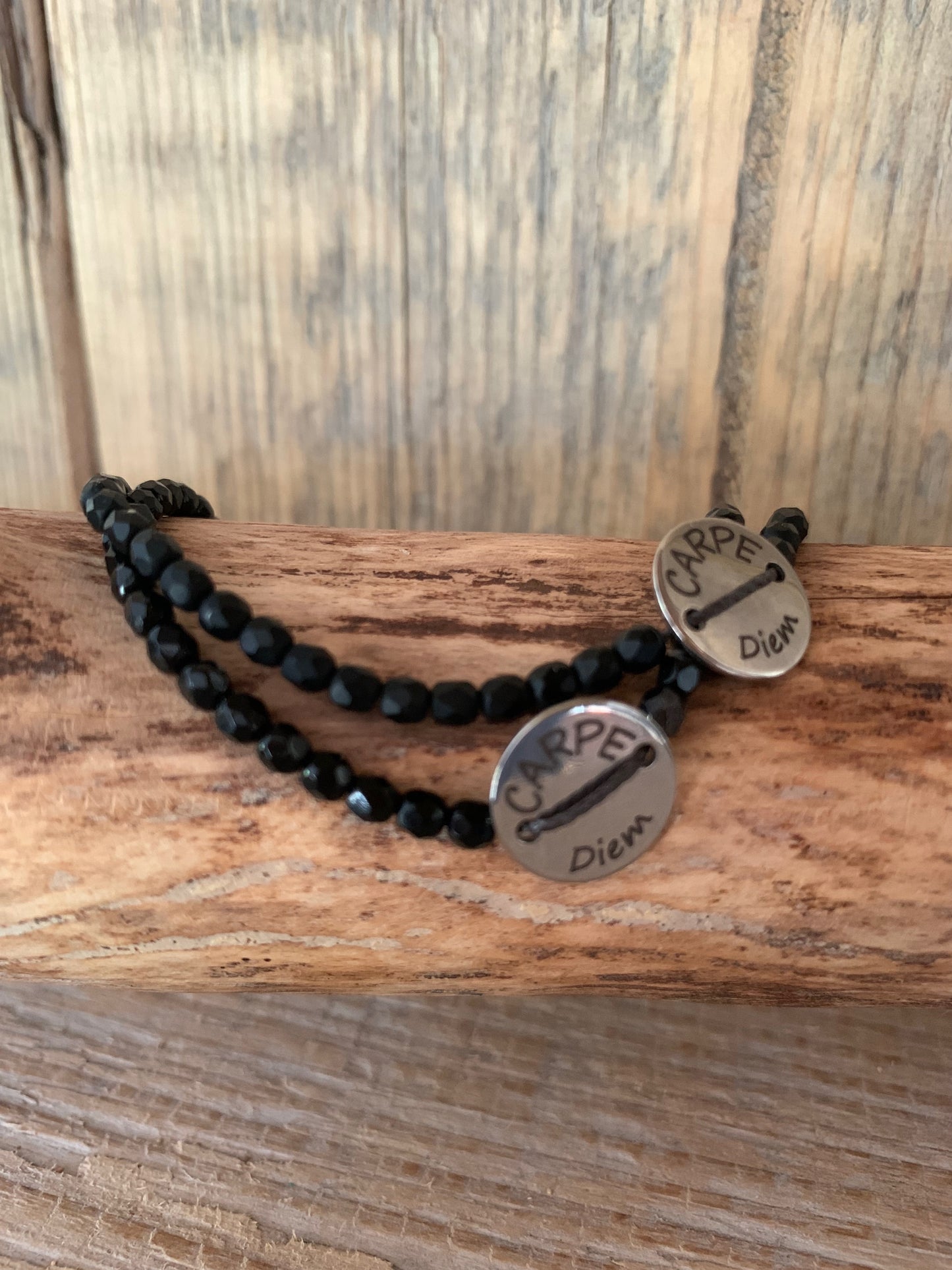 Bracelet Carpe Diem noir et noir mat avec médaillon gravé